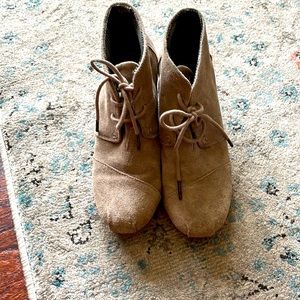 TOMS wedge taupe suede booties